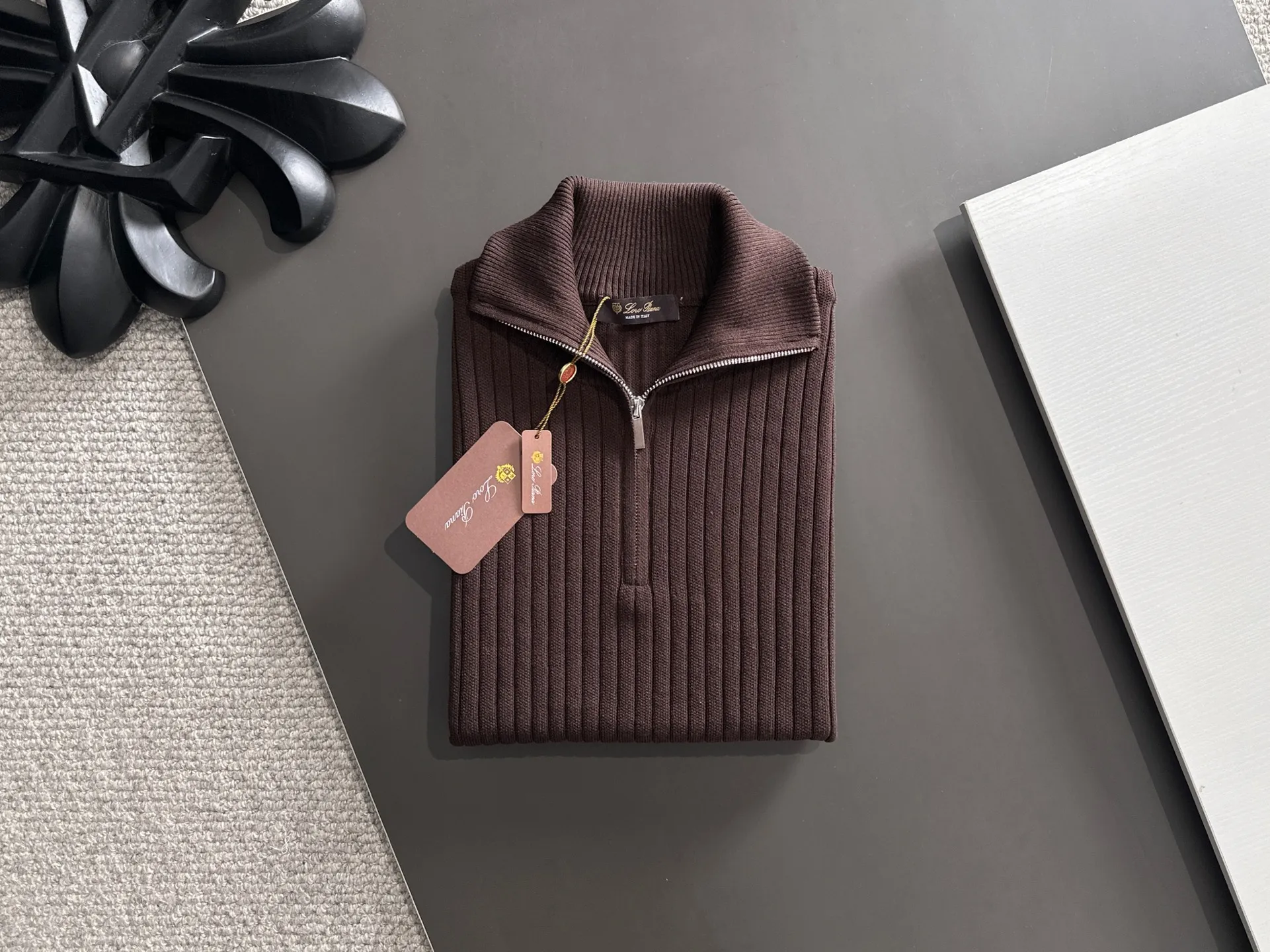 Next day shipment LP high quality Loro Piana 26ss New Arrival men's short-sleeved T-shirt Made of combed cotton yarn knitted cotton fabric, no pressure when entering and exiting the counter Exclusive control of raw materials It feels substantial when weighed, and the upper body is more textured than ordinary T-shirts. This texture can cope with the weather easily and is suitable for both hot and cold! Loose fit design, looks noble. The only correct version is available Size: M to XXXL